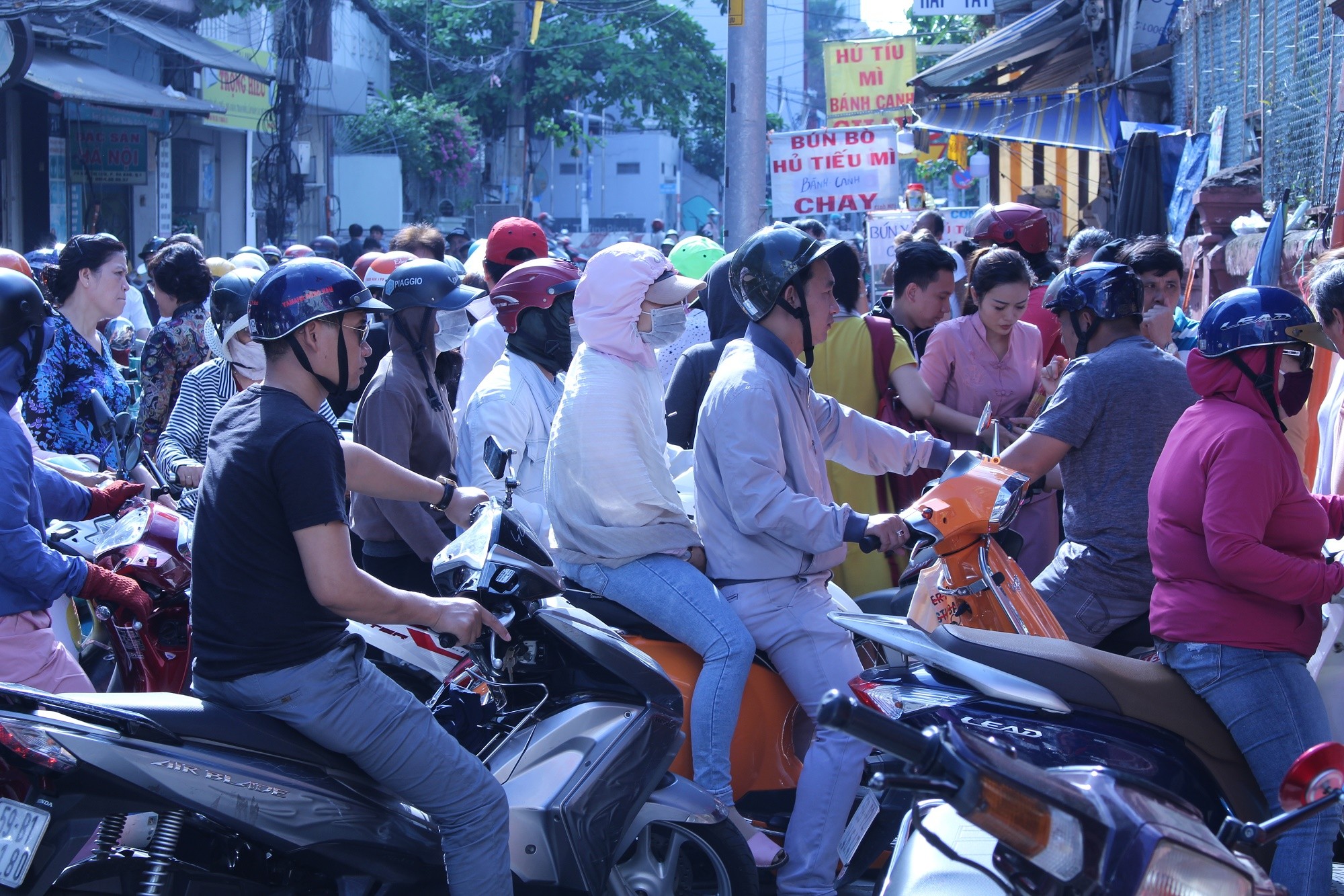 Tin nhanh - TP.HCM: Người dân ùn ùn hành hương, khấn vái ngay tại vỉa hè (Hình 2).