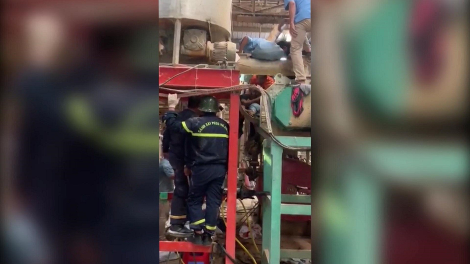 An ninh - H&igrave;nh sự - Điều tra nguy&ecirc;n nh&acirc;n nam c&ocirc;ng nh&acirc;n bị cuốn v&agrave;o trục m&aacute;y trộn c&aacute;m tử vong (H&igrave;nh 2).