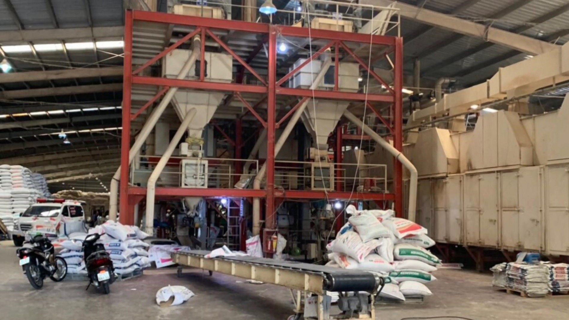 An ninh - H&igrave;nh sự - Điều tra nguy&ecirc;n nh&acirc;n nam c&ocirc;ng nh&acirc;n bị cuốn v&agrave;o trục m&aacute;y trộn c&aacute;m tử vong