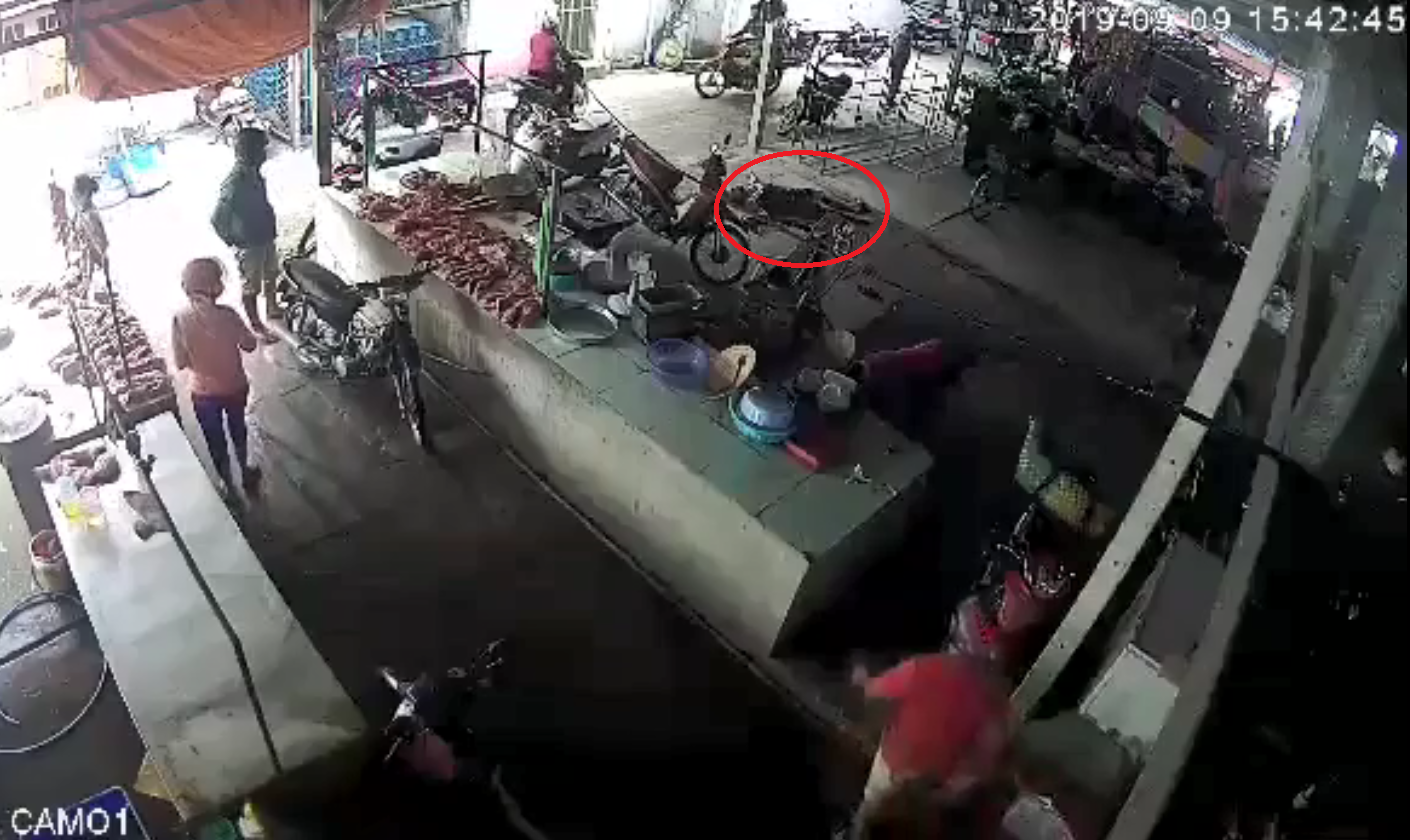 An ninh - Hình sự - Lời kể của chủ nhân đoạn video ghi lại cảnh em trai tước dao, đâm tử vong người tấn công chị gái (Hình 2).