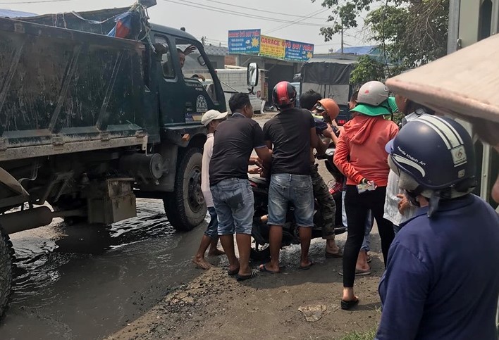 Tin nhanh - Mẹ bị tai nạn giao thông, các con đến hiện trường gào khóc: 'Về ăn cơm với con, mẹ ơi!' (Hình 3).