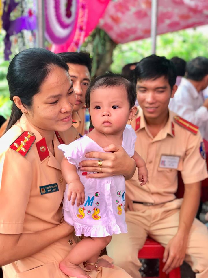 Tin nhanh - Vợ của Trung úy công an tử nạn lúc truy đuổi trộm: “Từ ngày cha mất, bé không chịu ngủ, cứ khóc liên tục” (Hình 3).