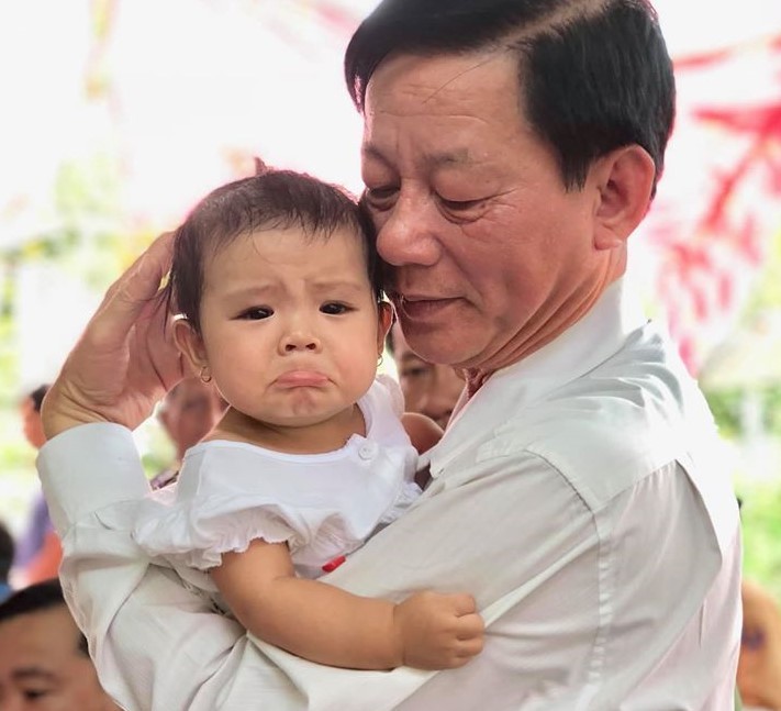 Tin nhanh - Vợ của Trung úy công an tử nạn lúc truy đuổi trộm: “Từ ngày cha mất, bé không chịu ngủ, cứ khóc liên tục” (Hình 2).