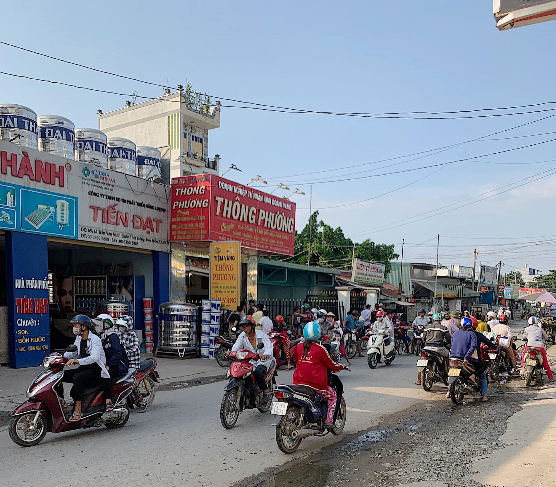 Hồ sơ điều tra - Họp báo vụ nổ súng cướp tiệm vàng ở Hóc Môn: Băng cướp chuyên nghiệp, theo dõi tiệm vàng Thông Phương nhiều ngày (Hình 3).