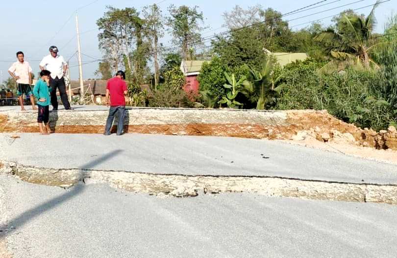 Tin nhanh - Long An: Đường nhựa chưa nghiệm thu đã nứt toác, lún sâu cả mét