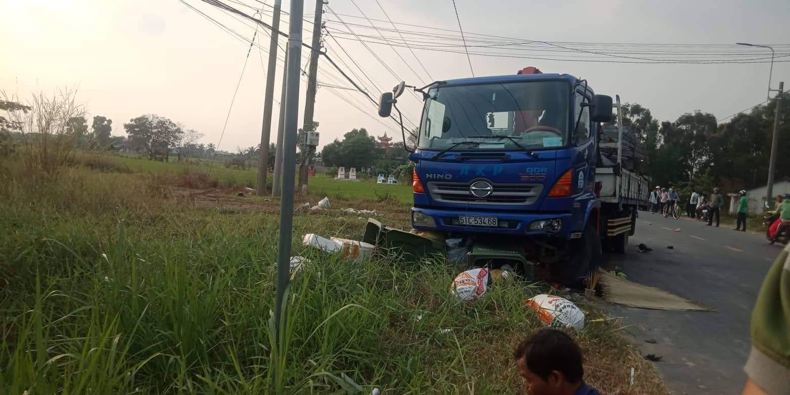 Tin nhanh - Xe tải va chạm với nhóm học sinh tan trường, hai nữ sinh thương vong