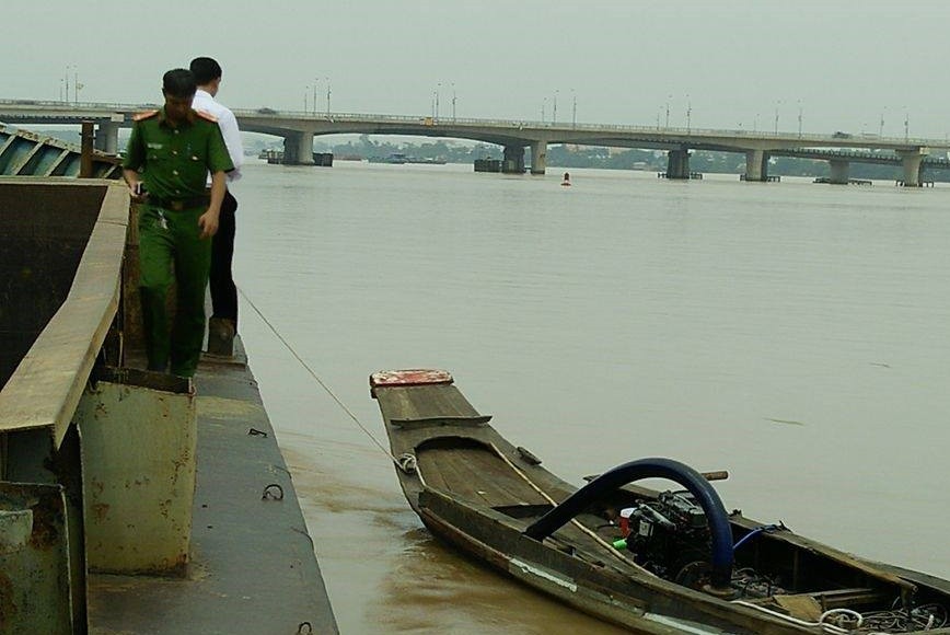 Môi trường - Nổ súng trấn áp 'cát tặc' hút cát trái phép trên sông Đồng Nai