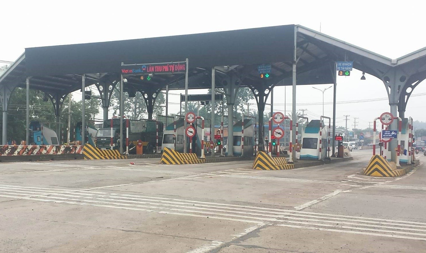 X&atilde; hội - D&acirc;n bất ngờ khi được ph&aacute;t giấy &lsquo;tuy&ecirc;n truyền&rsquo; về BOT