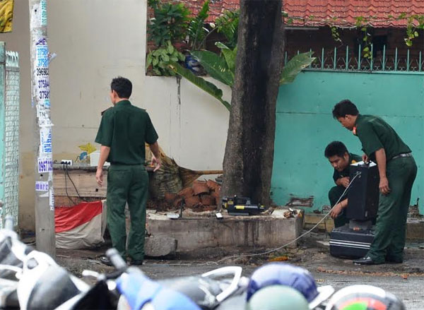 An ninh - Hình sự - Vật thể nghi mìn treo ở tường rào nhà dân là trái nổ làm khói