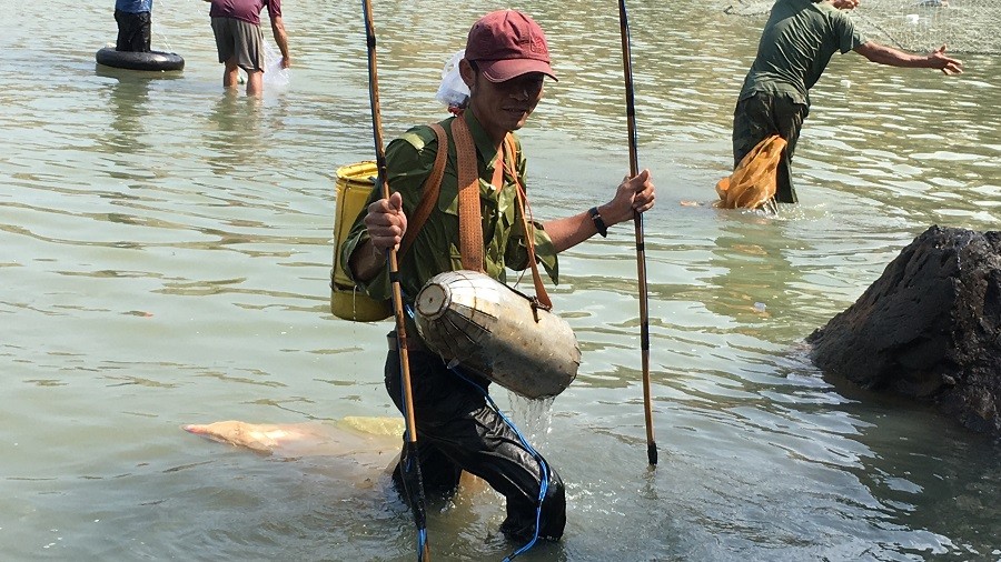 Tin nhanh - Thủy điện Trị An ngưng xả lũ, dân phấn khởi đi bắt cá 'khủng' (Hình 8).