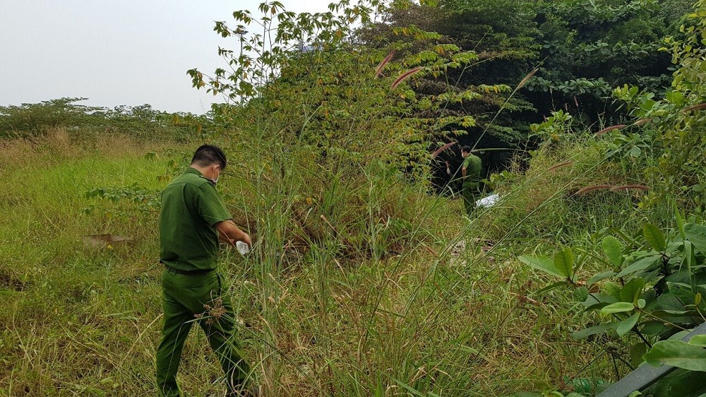 An ninh - Hình sự - Người dân tá hỏa khi phát hiện xác phụ nữ cháy sém bên vệ đường