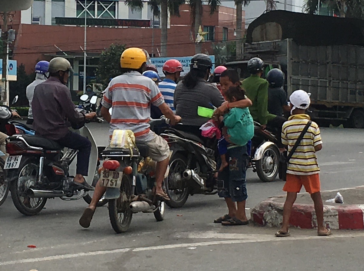 Dân sinh - 'Tập đoàn cái bang' bao vây người đi đường