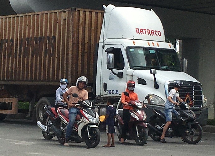 Dân sinh - 'Tập đoàn cái bang' bao vây người đi đường (Hình 3).