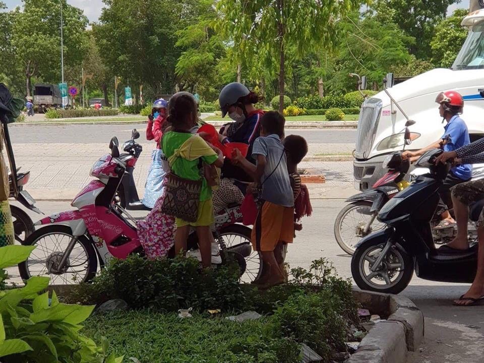 Dân sinh - 'Tập đoàn cái bang' bao vây người đi đường (Hình 4).