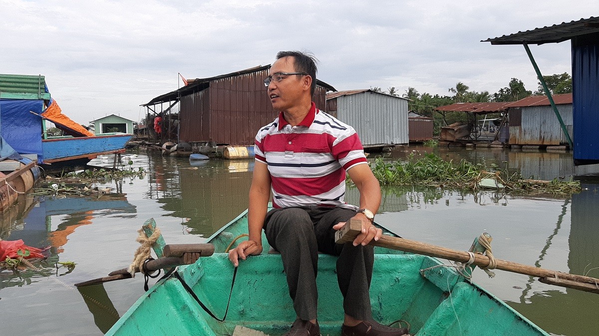 Tin nhanh - Người nuôi cá phóng sinh hồ hởi chờ Tết ông Công ông Táo (Hình 2).