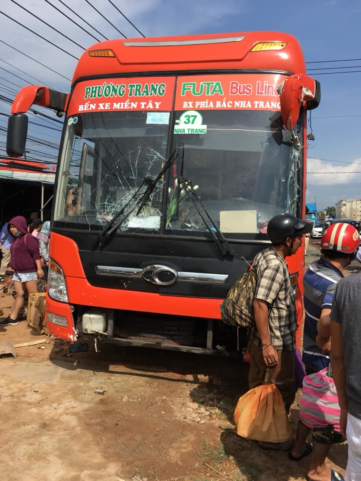 Tin nhanh - Hành khách sợ hãi cầu cứu khi xe khách Phương Trang va chạm với xe đầu kéo (Hình 2).