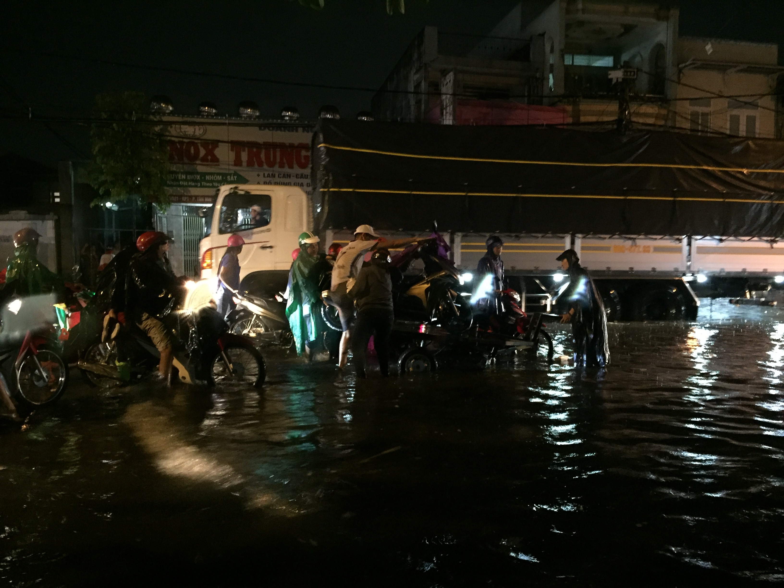 Tin nhanh - Đồng Nai: Nhiều tuyến đường ngập sâu sau cơn mưa lớn kéo dài (Hình 6).