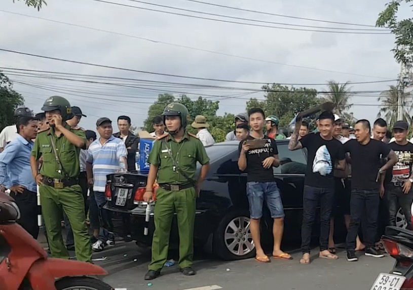 An ninh - H&igrave;nh sự - L&yacute; do bất ngờ khiến 4 kh&aacute;ch bị nh&oacute;m thanh ni&ecirc;n xăm trổ chặn đường sau tiệc nhậu (H&igrave;nh 2).