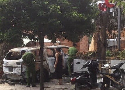 An ninh - Hình sự - Điều tra nghi án ném bom xăng, một quán cà phê sắp khai trương bị cháy rụi