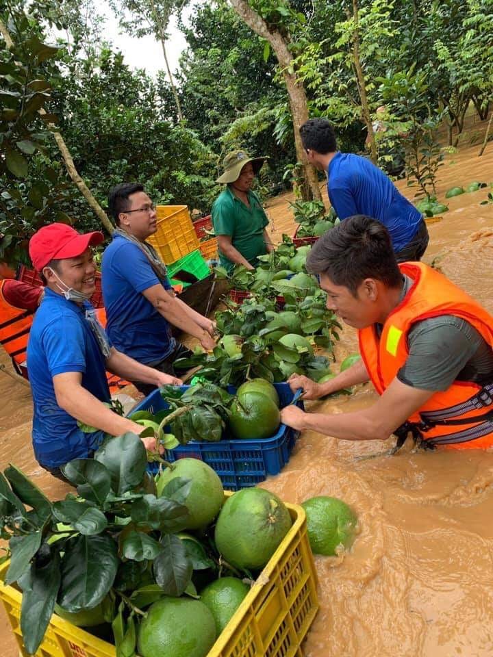 Tin nhanh - Đồng Nai: Năm giờ vật lộn với nước lũ, giải cứu 6 người dân mắc kẹt ở cù lao (Hình 2).