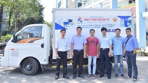 Tin nhanh - Trường đại học Lạc Hồng tổ chức phát miễn phí nước rửa tay tự sản xuất cho người dân (Hình 3).