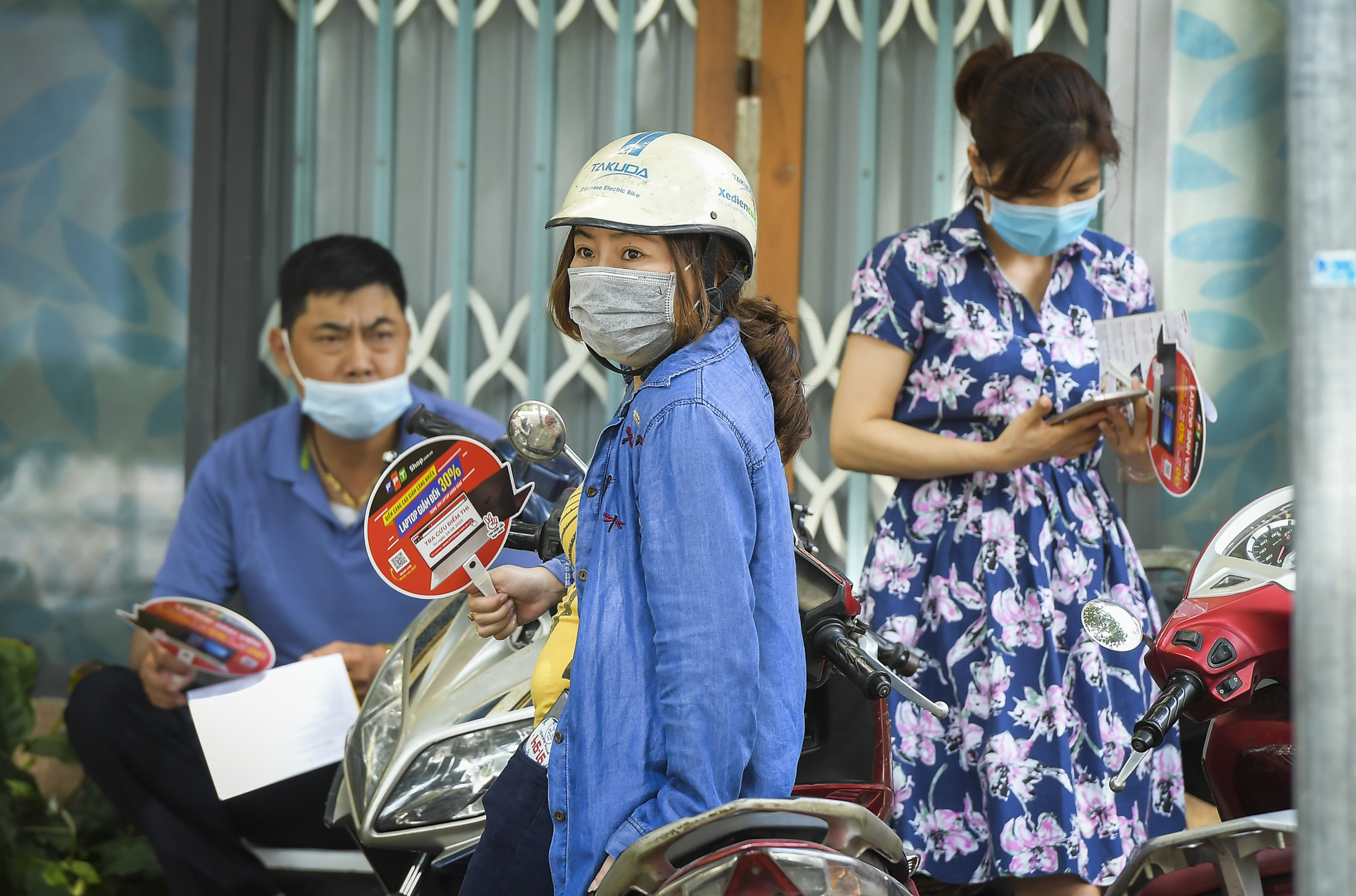 Giáo dục - Hà Nội: Phụ huynh đội nắng tiếp sức cho thí sinh (Hình 6).