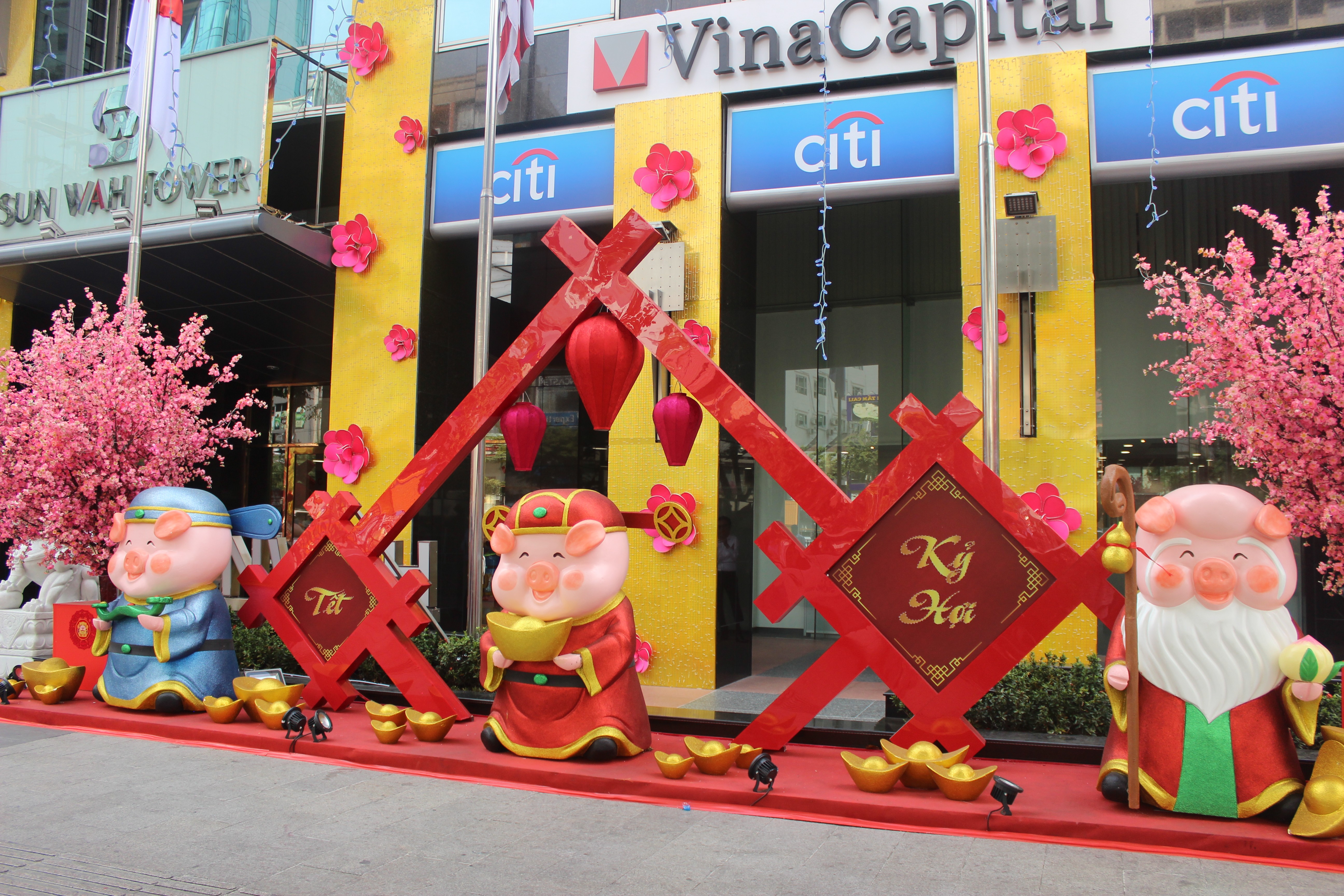 Tin nhanh - TP.HCM: Mu&ocirc;n v&agrave;n kiểu linh vật tết Kỷ Hợi 2019 (H&igrave;nh 5).