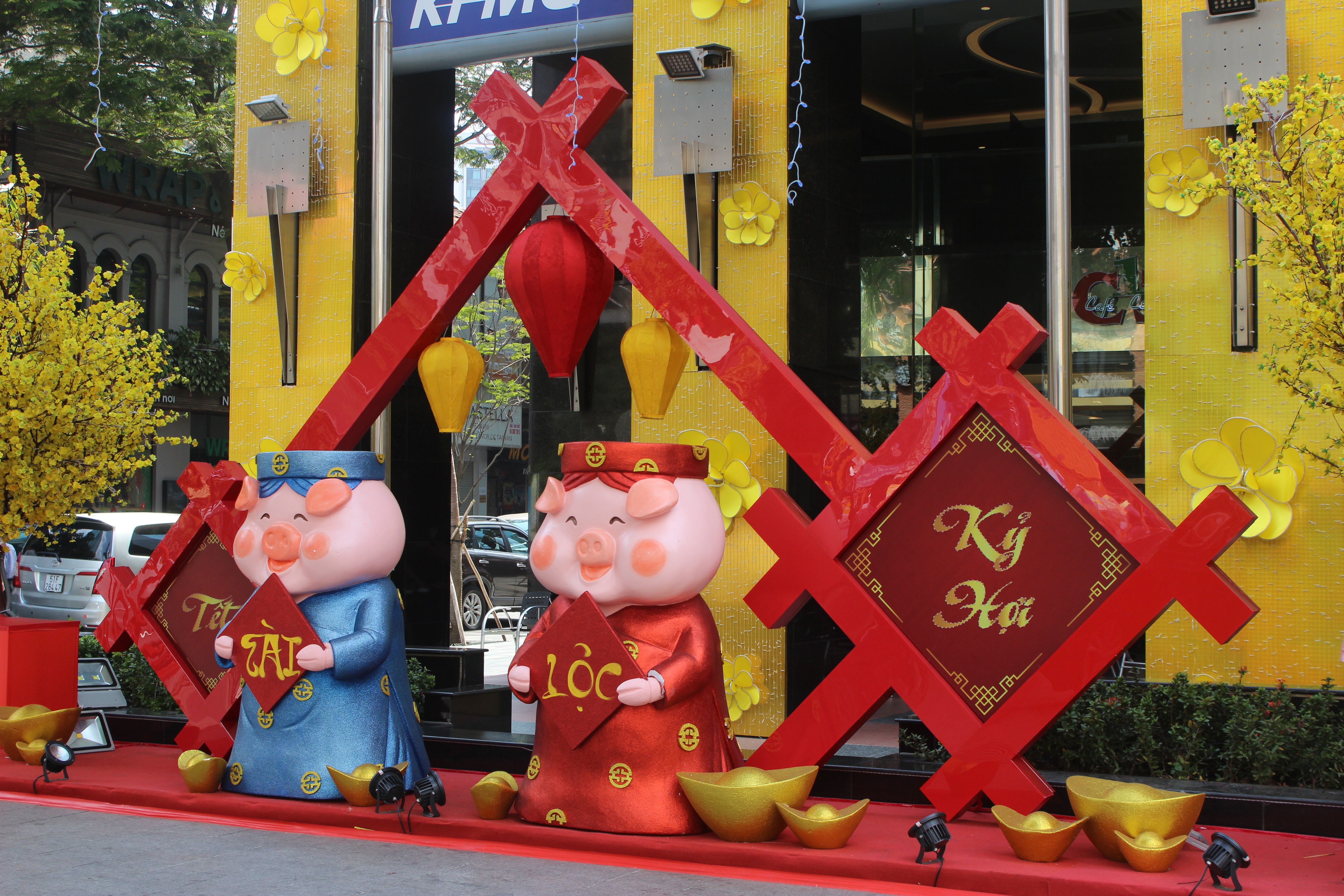 Tin nhanh - TP.HCM: Mu&ocirc;n v&agrave;n kiểu linh vật tết Kỷ Hợi 2019 (H&igrave;nh 4).