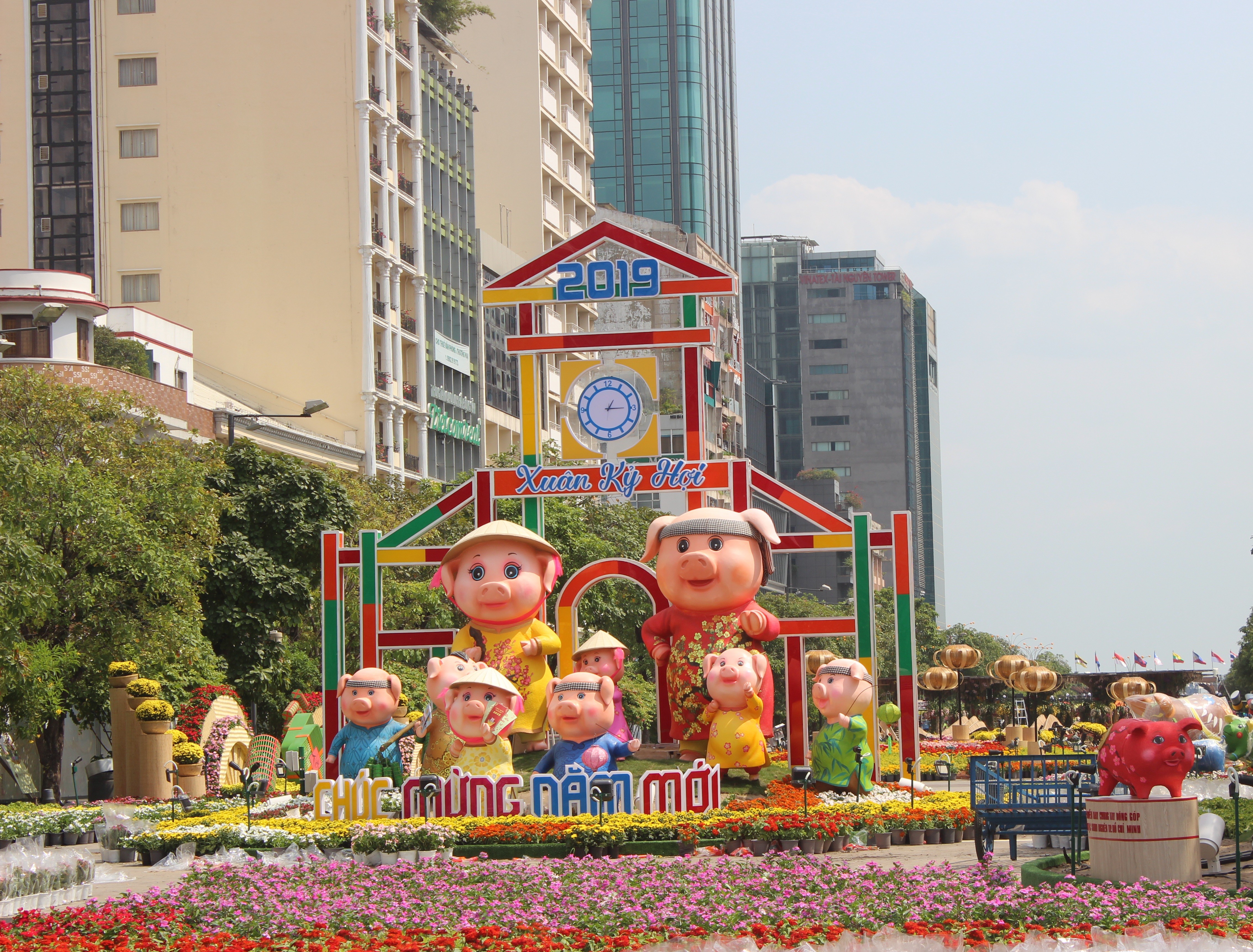 Tin nhanh - TP.HCM: Mu&ocirc;n v&agrave;n kiểu linh vật tết Kỷ Hợi 2019