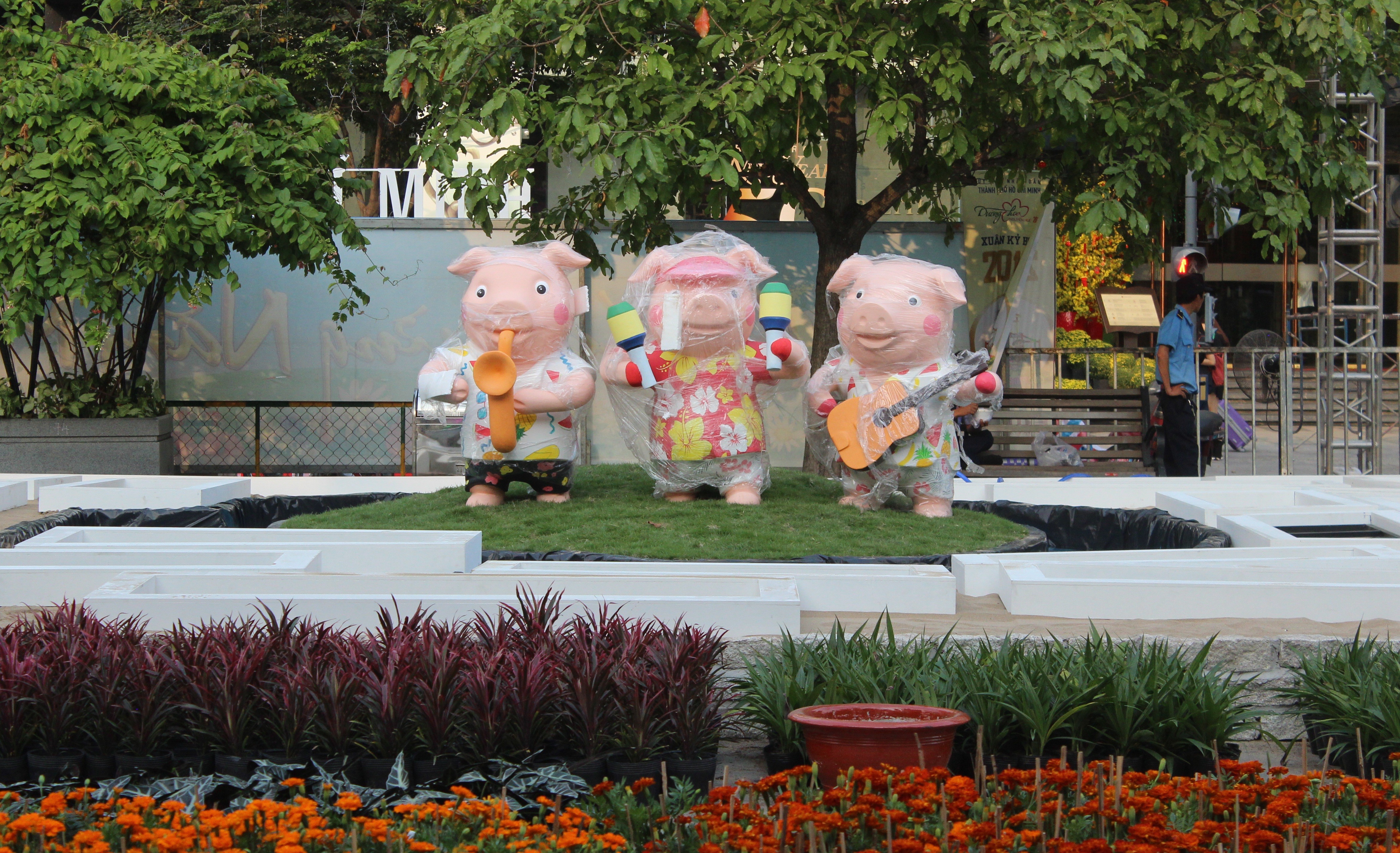 Tin nhanh - TP.HCM: Mu&ocirc;n v&agrave;n kiểu linh vật tết Kỷ Hợi 2019 (H&igrave;nh 7).