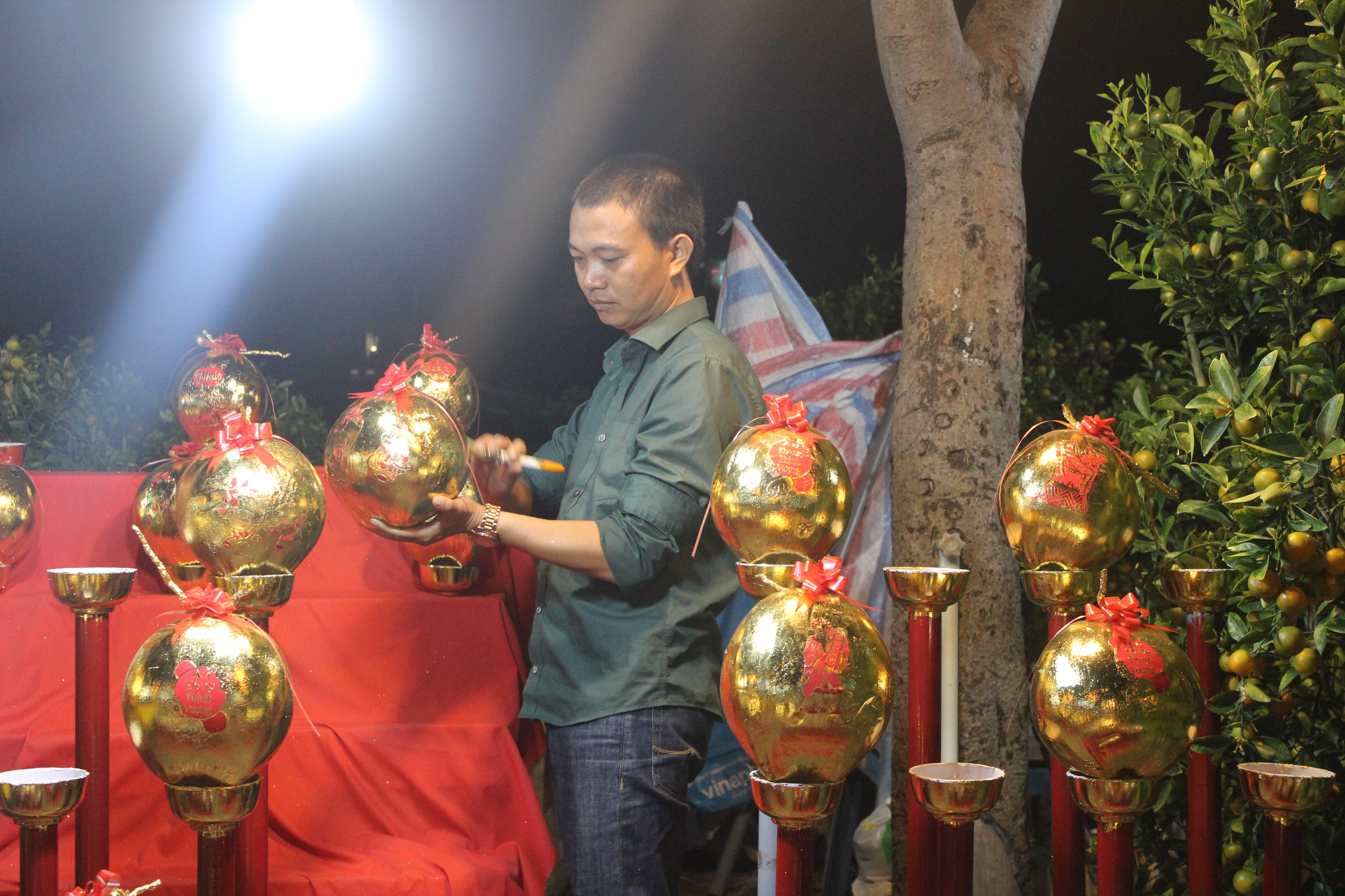 Tin nhanh - Dừa dát vàng 24k giá “chát” vẫn vô cùng hút khách. (Hình 2).