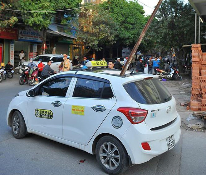 Tin nhanh - Thanh sắt công trình đâm thủng taxi, một người tử vong