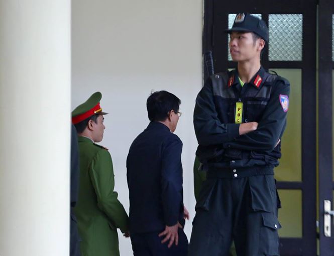 Hồ sơ điều tra - Vừa bước ra nghe tuyên án, ông Phan Văn Vĩnh lại phải vào phòng y tế (Hình 2).