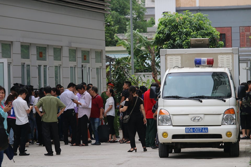 Hồ sơ điều tra - Cưỡng đoạt tài sản của tiểu thương chợ Long Biên, Hưng “kính” cùng “đàn em” tái hầu tòa (Hình 2).