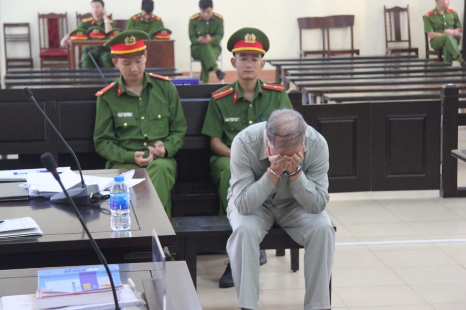 Hồ sơ điều tra - Cựu hiệu trưởng Đinh Bằng My dâm ô nam sinh cúi gằm mặt, lảng tránh ống kính phóng viên