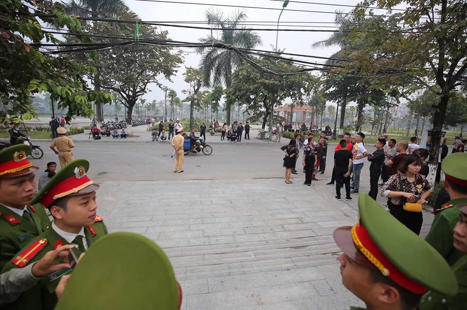 Hồ sơ điều tra - Khá 'Bảnh' tươi cười vẫy tay chào như thần tượng khi hầu tòa khiến nhiều người bức xúc