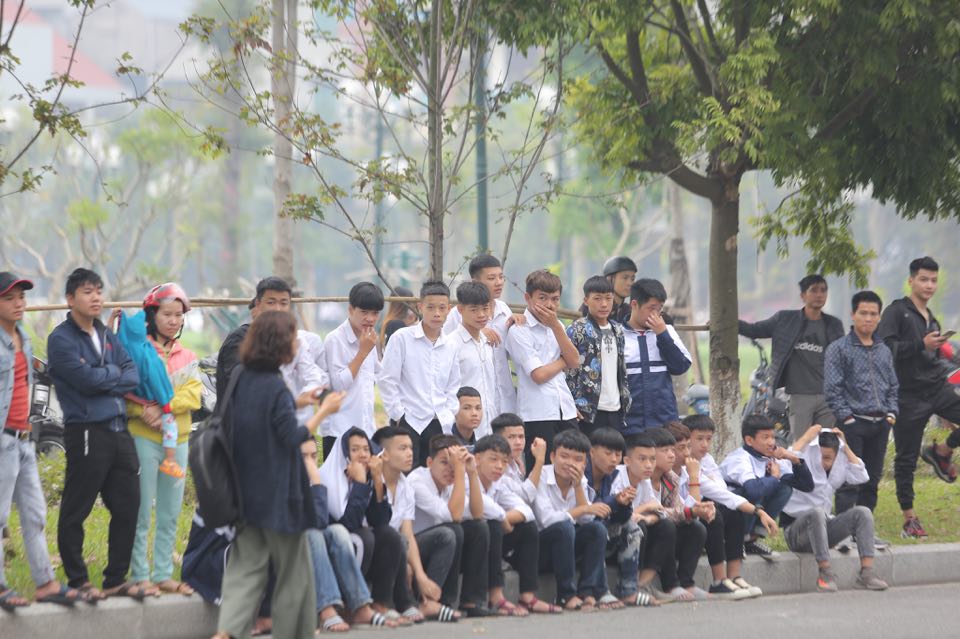 Hồ sơ điều tra - Hàng trăm người dân đứng bên ngoài chờ tin xét xử thích đáng dành cho Khá 'Bảnh và đồng phạm (Hình 4).