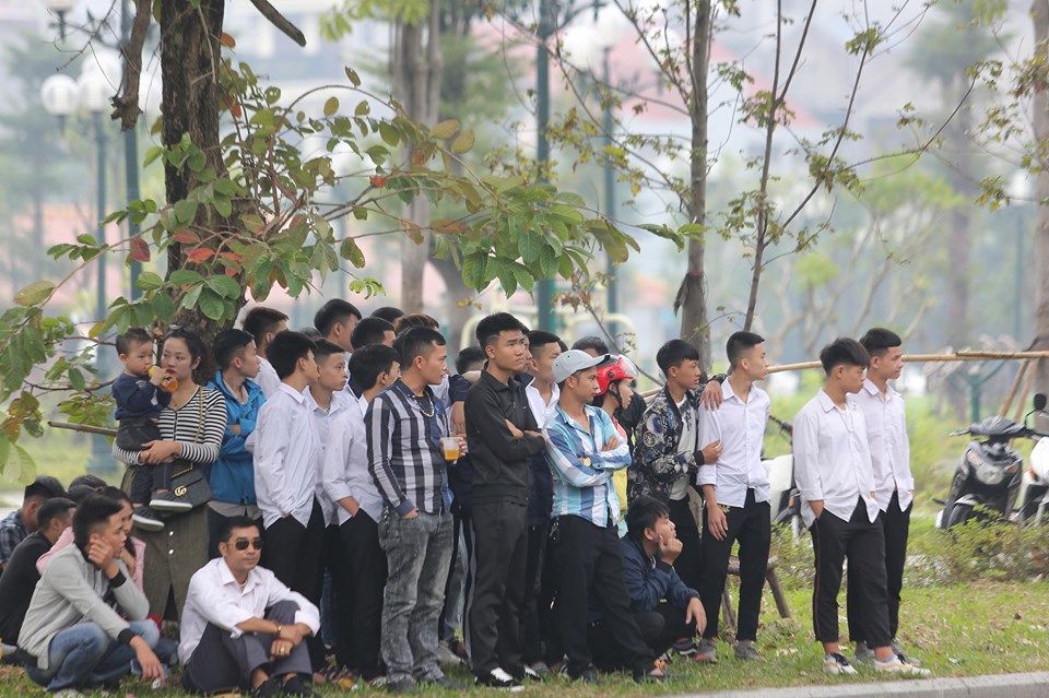 Hồ sơ điều tra - Hàng trăm người dân đứng bên ngoài chờ tin xét xử thích đáng dành cho Khá 'Bảnh và đồng phạm (Hình 6).