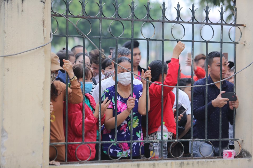 Hồ sơ điều tra - Hàng trăm người dân đứng bên ngoài chờ tin xét xử thích đáng dành cho Khá 'Bảnh và đồng phạm (Hình 9).