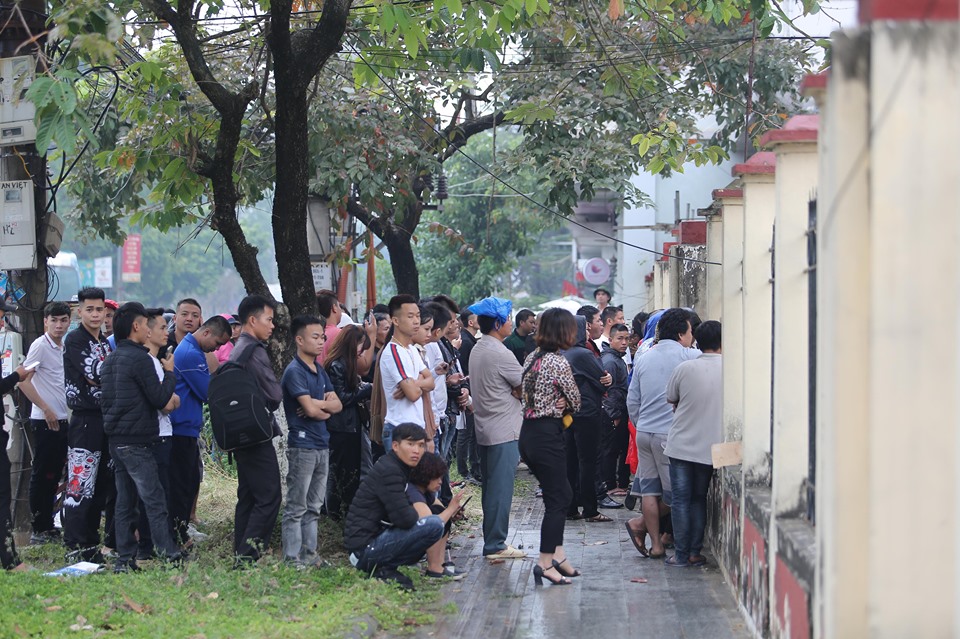 Hồ sơ điều tra - Hàng trăm người dân đứng bên ngoài chờ tin xét xử thích đáng dành cho Khá 'Bảnh và đồng phạm (Hình 11).