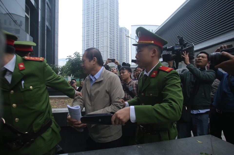 Hồ sơ điều tra - Hình ảnh cựu Bộ trưởng Nguyễn Bắc Son tiều tụy ngày hầu tòa (Hình 6).