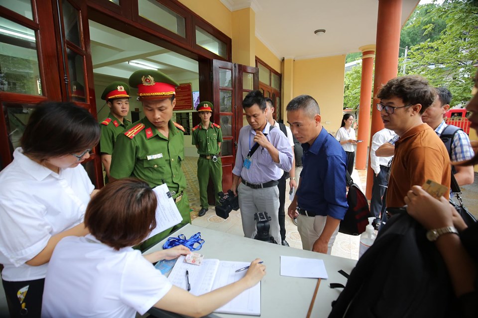 Hồ sơ điều tra - Những hình ảnh đầu tiên phiên xử phúc thẩm mẹ nữ sinh giao gà (Hình 4).