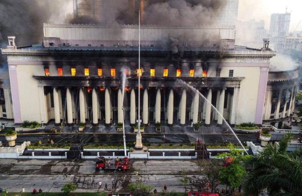 Thế giới - “Bà hỏa” thiêu rụi tòa bưu điện lâu đời nhất Philippines  (Hình 3).