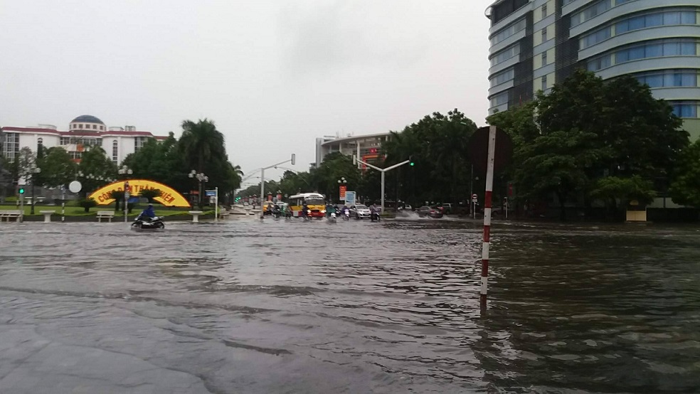 Xã hội - Bão đi qua, Thanh Hóa vẫn 'bơi' trong nước (Hình 2).