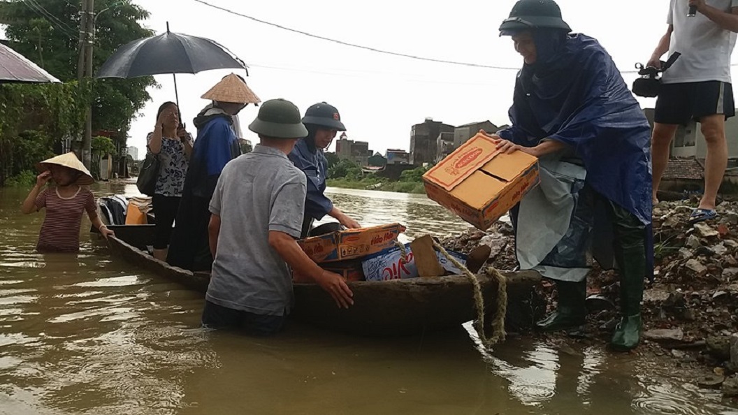 Xã hội - Chủ tịch phường nhờ dân kéo bè đi mừng ngày doanh nhân, bị nhầm là thị sát lũ (Hình 2).