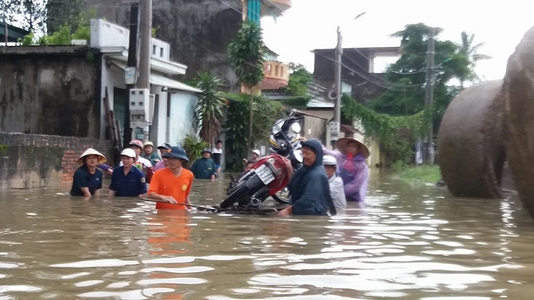 Xã hội - Thanh Hóa: Nguy cơ vỡ đê sông Bưởi, hàng nghìn người dân trắng đêm chạy lũ (Hình 5).