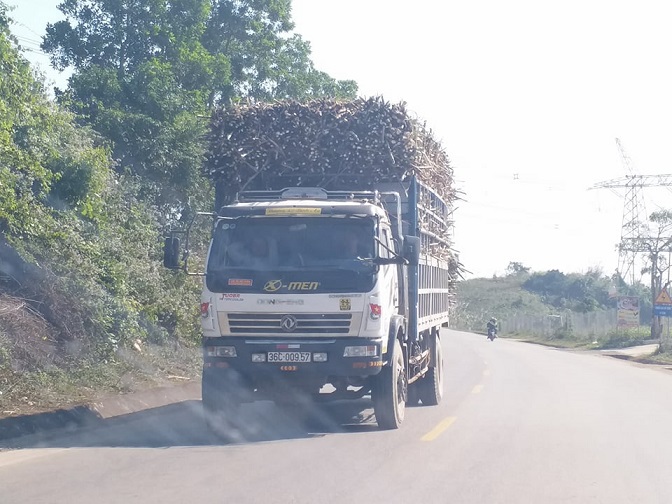 Xã hội - Xe quá tải “lộng hành” trên đường HCM, tiềm ẩn nguy cơ tai nạn cao (Hình 4).