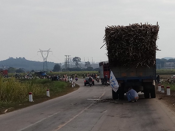 Xã hội - Xe quá tải “lộng hành” trên đường HCM, tiềm ẩn nguy cơ tai nạn cao (Hình 3).