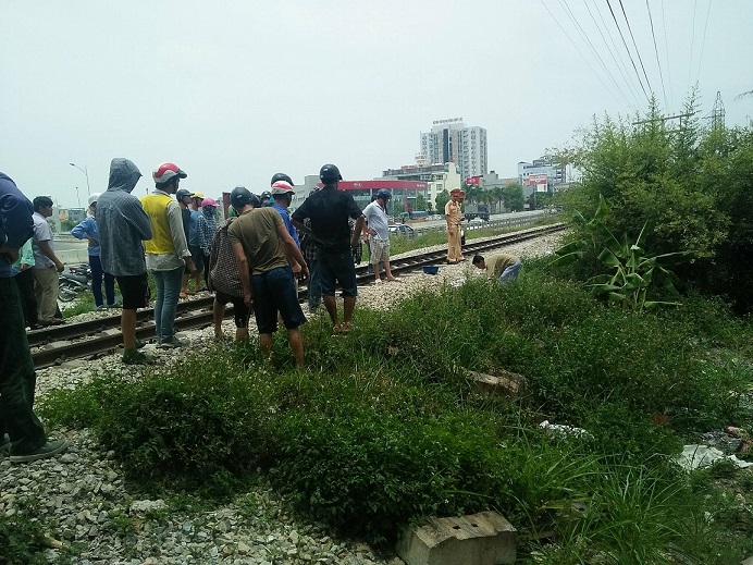 Thanh Hóa: Cố băng qua đường sắt, đôi nam nữ bị tàu cán tử vong