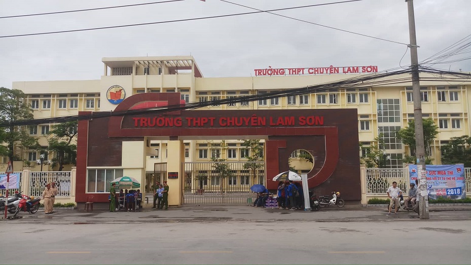 Thanh Hóa: Thí sinh thở phào sau khi kết thúc môn thi đầu tiên